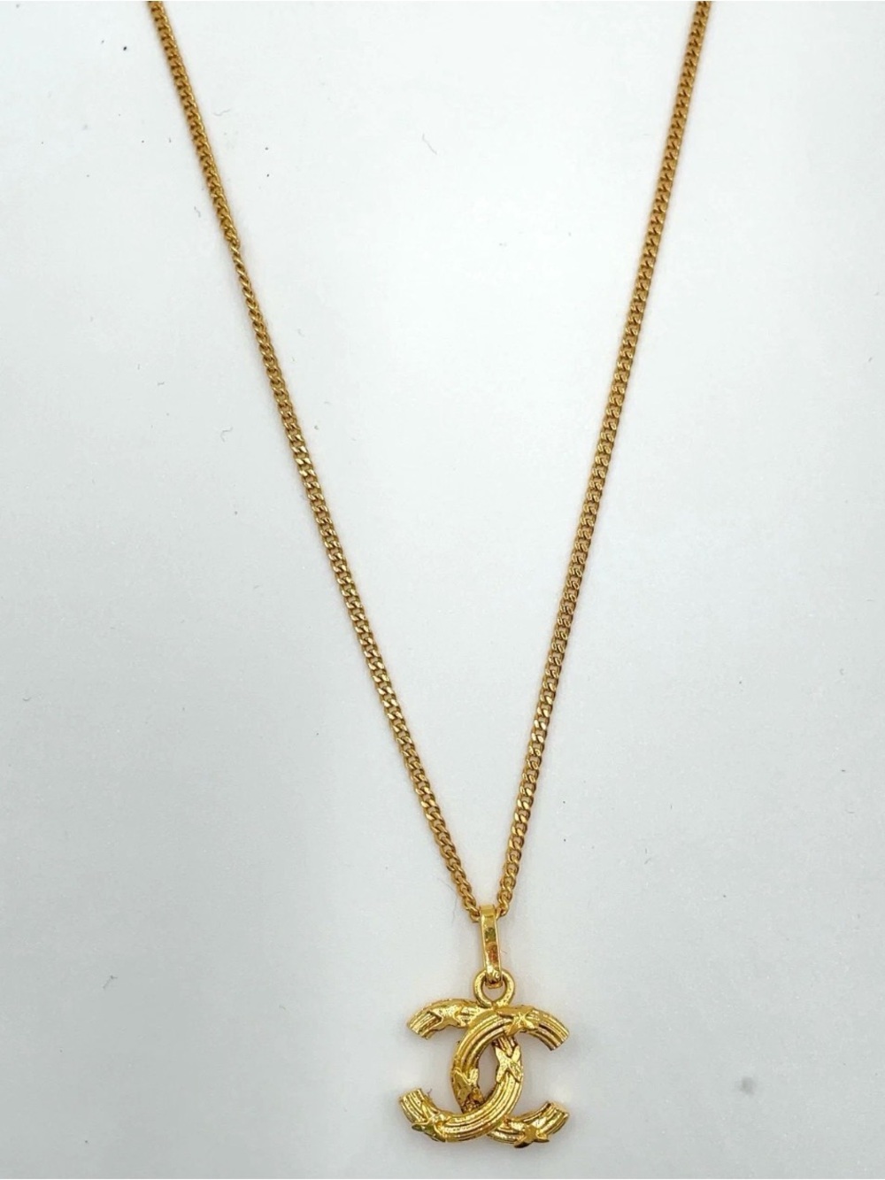 Chanel X Textured 24k gold Plated CC Logo Necklace W/Chanel Box -EUC - Picture 8 of 10